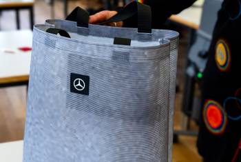 Mercedes-Benz Schweiz macht aus alten Plakaten neue Taschen