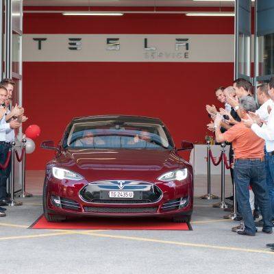 Tesla liefert die ersten Model S in der Schweiz aus