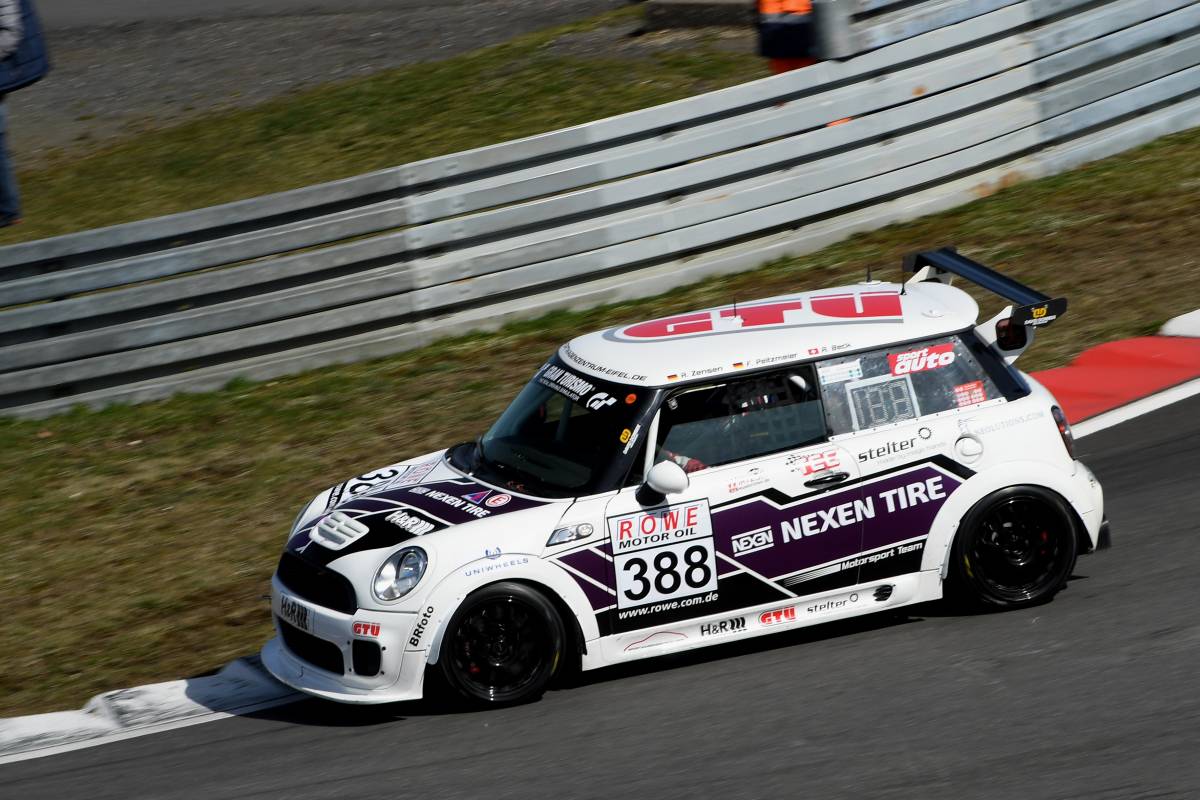 Nexen Tire Motorsport startet mit Klassensieg in die VLN-Saison