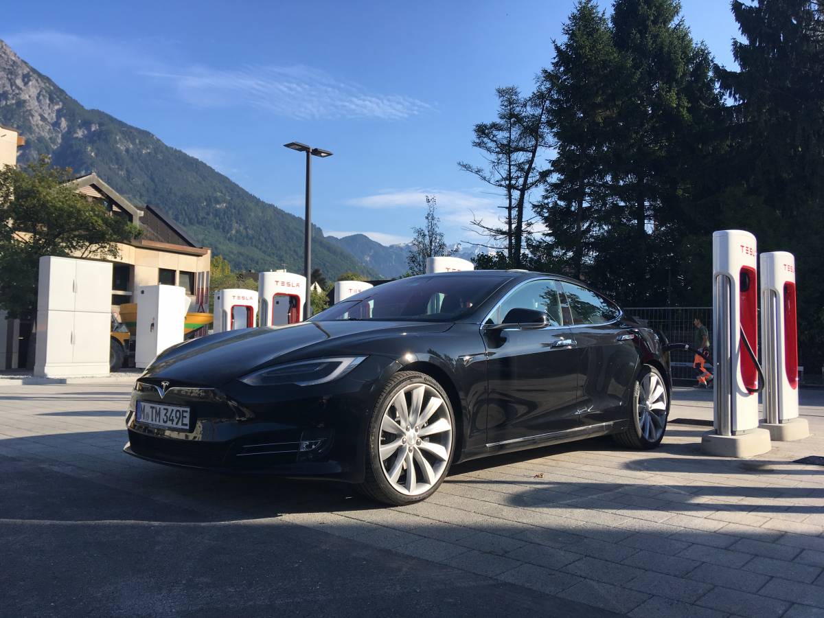 Tesla baut Schweizer Supercharger-Netzwerk aus