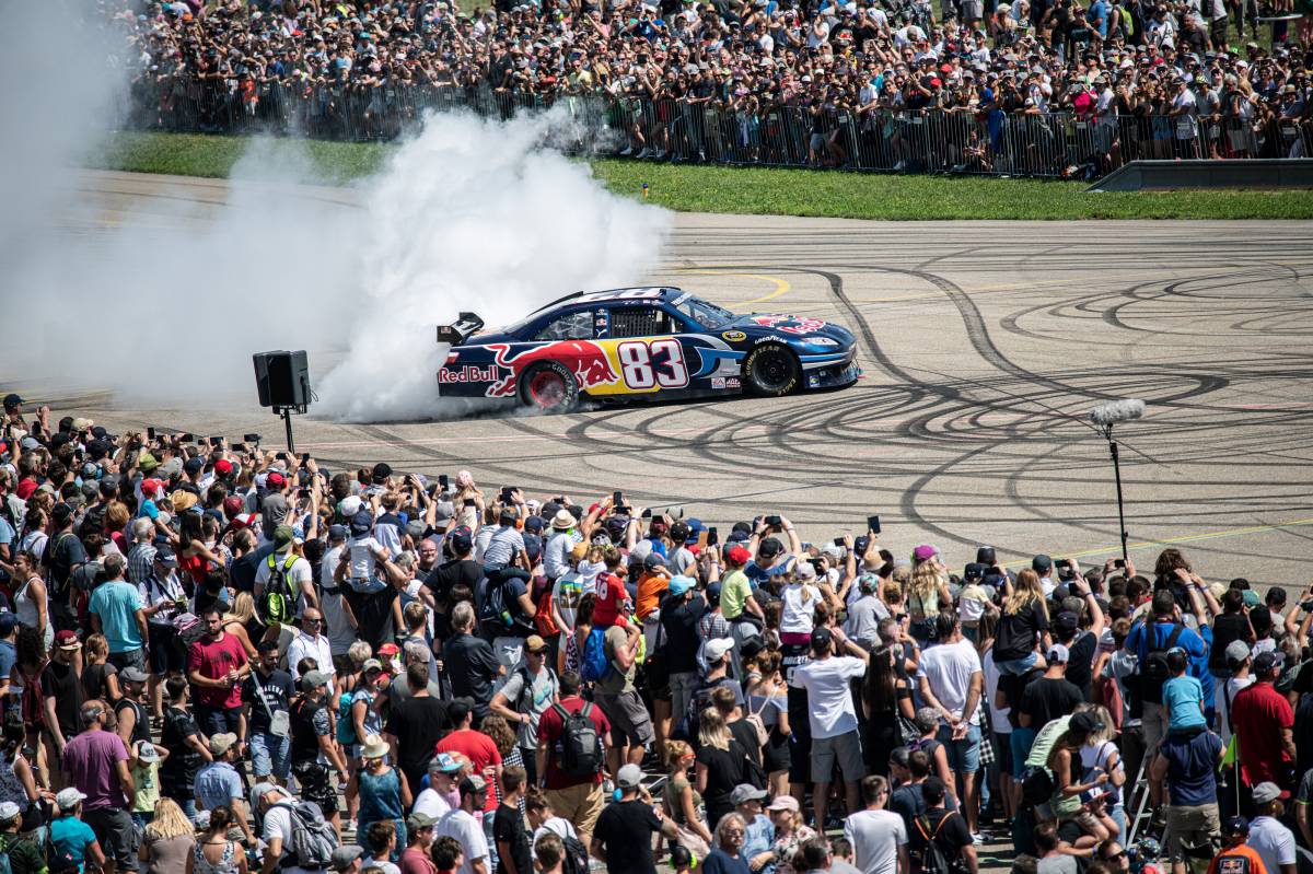 Red Bull Race Day: Fulminante Show am Boden und in der Luft