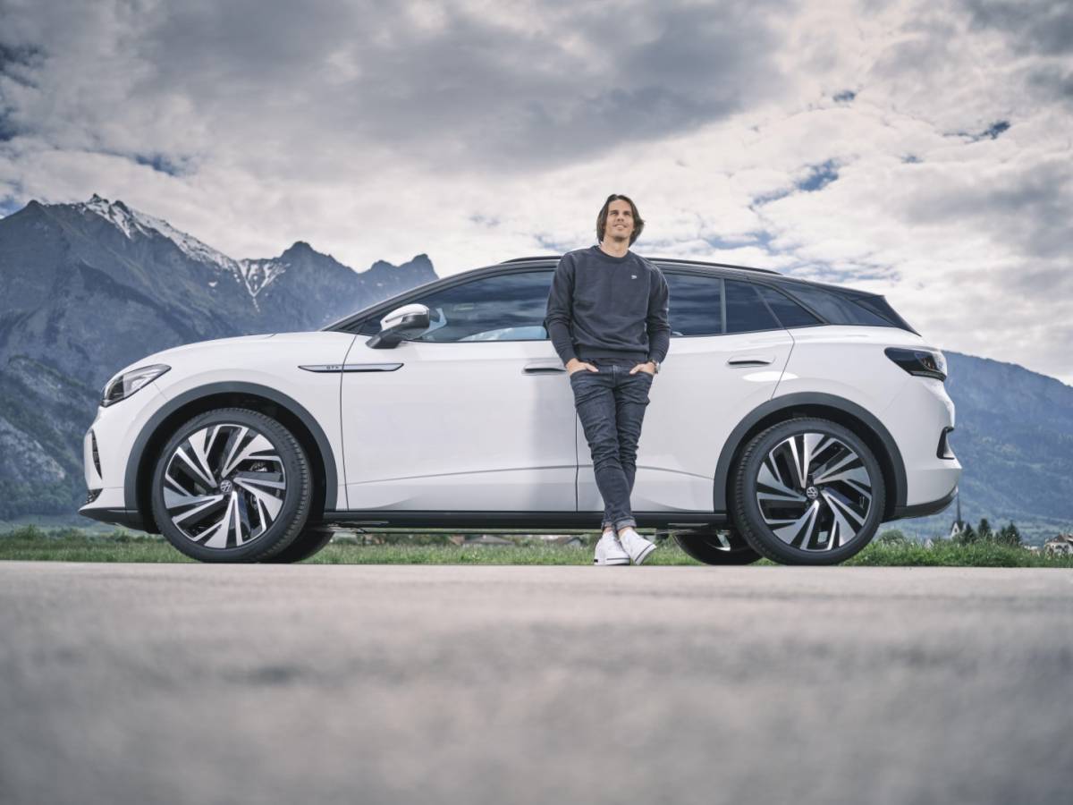 Yann Sommer ist ab sofort im vollelektrischen VW ID.4 GTX unterwegs
