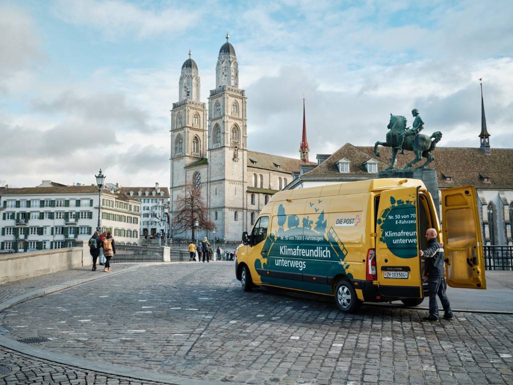 In Zürich und Bern kommt die Post ausschliesslich mit dem E-Fahrzeug