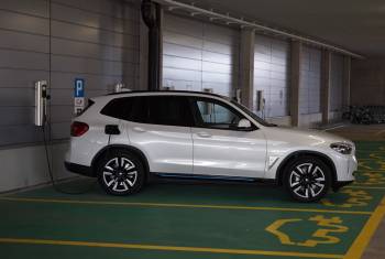 BMW will 2024 mehr als eine halbe Million E-Autos verkaufen