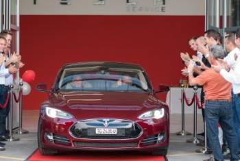 Tesla liefert die ersten Model S in der Schweiz aus