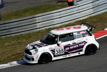 Nexen Tire Motorsport startet mit Klassensieg in die VLN-Saison