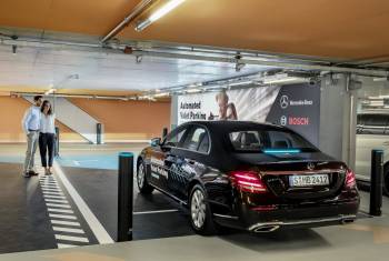 Bosch und Daimler zeigen fahrerloses Parkieren im realen Verkehr