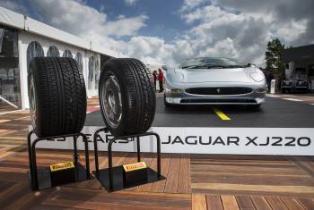 Jaguar XJ 220: Ein Pirelli-Reifen zum 25. Geburtstag