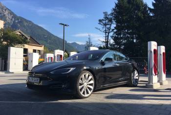 Tesla baut Schweizer Supercharger-Netzwerk aus