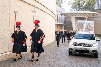 Der Papst fährt jetzt Dacia