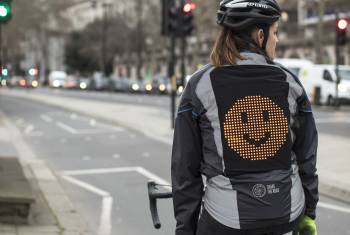 Ford entwickelt Emoji-Jacke für Velofahrer
