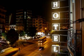 Alle Hotels mit Lademöglichkeiten auf electric-wow.ch finden!