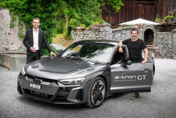Sternekoch Andreas Caminada nimmt den ersten Audi e-tron GT in Empfang 