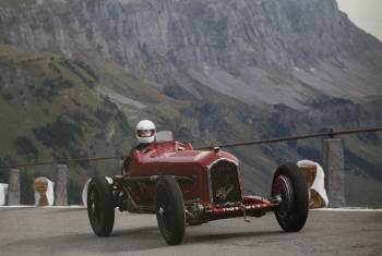 100 Jahre Klausenrennen: Historische Rennwagen vor spektakulärer Bergkulisse