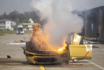 Brennender Tesla: Axa Versicherung entschuldigt sich für Crashtest-Fake